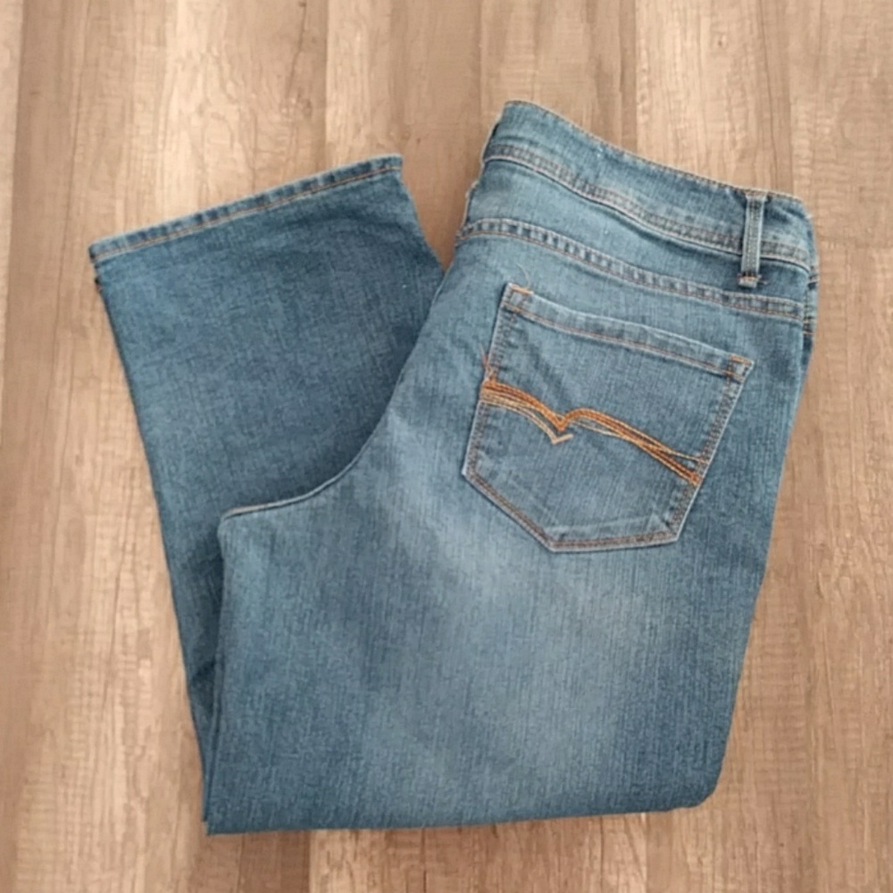 5/$20🌹 Medium Wash Capri 👖